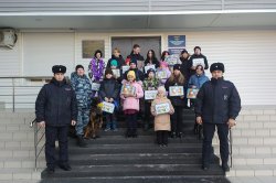 На Южном Урале сотрудники транспортной полиции и общественники поздравили с Рождеством воспитанников приюта «Возрождение» На Южном Урале сотрудники транспортной полиции и общественники поздравили с Рождеством воспитанников приюта «Возрождение»