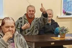 Волонтеры устроили концерты для одиноких людей и вручили им подарки от детей Волонтеры устроили концерты для одиноких людей и вручили им подарки от детей