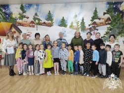 Сотрудник ОМОН Росгвардии провел патриотическую беседу с воспитанниками детского сада Сотрудник ОМОН Росгвардии провел патриотическую беседу с воспитанниками детского сада