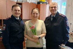 Транспортные полицейские Петухово поздравили ветерана органов внутренних дел с 8 марта Транспортные полицейские Петухово поздравили ветерана органов внутренних дел с 8 марта