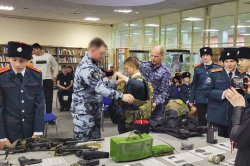 Сотрудники Росгвардии провели патриотическую встречу с кадетами в Ноябрьске Сотрудники Росгвардии провели патриотическую встречу с кадетами в Ноябрьске