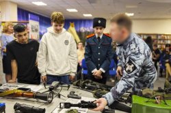 Сотрудники Росгвардии провели патриотическую встречу с кадетами в Ноябрьске Сотрудники Росгвардии провели патриотическую встречу с кадетами в Ноябрьске