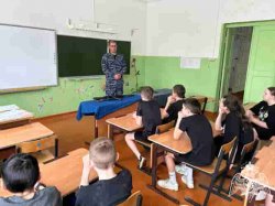 Офицер Росгвардии оценил команды в муниципальном этапе военно-спортивной игры «Зарница 2.0» в Пучеже Офицер Росгвардии оценил команды в муниципальном этапе военно-спортивной игры «Зарница 2.0» в Пучеже