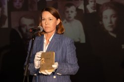 Пробитый осколком томик Пушкина передали в Музей Победы для новой экспозиции Пробитый осколком томик Пушкина передали в Музей Победы для новой экспозиции