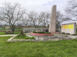 В Крыму росгвардейцы привели в порядок памятный знак В Крыму росгвардейцы привели в порядок памятный знак