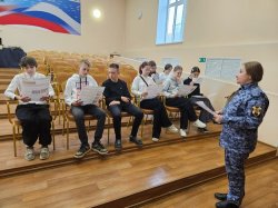 Новгородские росгвардейцы рассказали старшеклассникам о безопасности Новгородские росгвардейцы рассказали старшеклассникам о безопасности