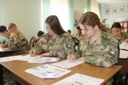 Военнослужащие и кадеты Росгвардии приняли участие в акции «Диктант Победы» в Грозном Военнослужащие и кадеты Росгвардии приняли участие в акции «Диктант Победы» в Грозном