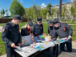 В Мордовии транспортные полицейские и общественники присоединились к Всероссийской акции «Георгиевская лента» В Мордовии транспортные полицейские и общественники присоединились к Всероссийской акции «Георгиевская лента»
