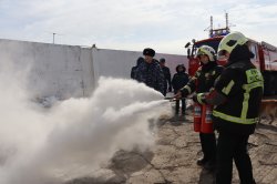В Магадане росгвардейцы научили подшефных школьников пользоваться огнетушителем В Магадане росгвардейцы научили подшефных школьников пользоваться огнетушителем