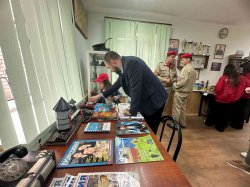 В Кабардино-балкарские Республики транспортные полицейские и юные активисты присоединились к акции «Георгиевская ленточка» В Кабардино-балкарские Республики транспортные полицейские и юные активисты присоединились к акции «Георгиевская ленточка»