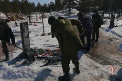 Сотрудники Росгвардии и подшефные кадеты провели уборку воинских захоронений на Ямале Сотрудники Росгвардии и подшефные кадеты провели уборку воинских захоронений на Ямале