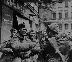 Части войск НКВД весной 1945 года участвовали в битве за Берлин — штурмовали рейхстаг и сражались с гитлеровцами на улицах города Части войск НКВД весной 1945 года участвовали в битве за Берлин — штурмовали рейхстаг и сражались с гитлеровцами на улицах города