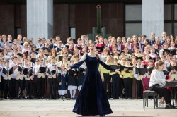 Хор из 700 человек выступил на ступенях Музея Победы Хор из 700 человек выступил на ступенях Музея Победы