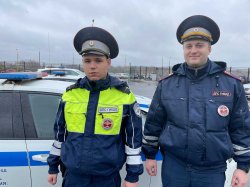 Новгородские госавтоинспекторы помогли новгородцу доставить в больницу его тёщу, которой требовалась срочная помощь Новгородские госавтоинспекторы помогли новгородцу доставить в больницу его тёщу, которой требовалась срочная помощь