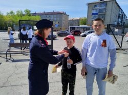Сотрудники транспортной полиции Кургана вместе с общественниками и волонтерами провели патриотическую акцию «Георгиевская ленточка» Сотрудники транспортной полиции Кургана вместе с общественниками и волонтерами провели патриотическую акцию «Георгиевская ленточка»