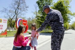 Акцию «Георгиевская лента» поддержали росгвардейцы из Херсонской области Акцию «Георгиевская лента» поддержали росгвардейцы из Херсонской области
