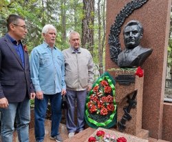 Сотрудники и общественники Южно-Уральского линейного управления МВД России на транспорте почтили память ветеранов органов внутренних дел на транспорте Сотрудники и общественники Южно-Уральского линейного управления МВД России на транспорте почтили память ветеранов органов внутренних дел на транспорте