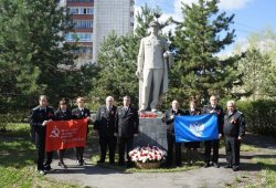 В Екатеринбурге работники Уральского филиала ведомственной охраны Минтранса России возложили цветы в сквере герою ВОВ В Екатеринбурге работники Уральского филиала ведомственной охраны Минтранса России возложили цветы в сквере герою ВОВ