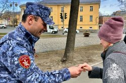В Петрозаводске сотрудники Росгвардии присоединились к всероссийской акции «Георгиевская ленточка» В Петрозаводске сотрудники Росгвардии присоединились к всероссийской акции «Георгиевская ленточка»
