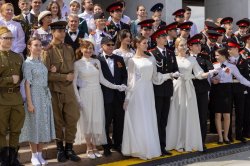 Около 200 пар станцевали «Вальс Победы» около Музея Победы Около 200 пар станцевали «Вальс Победы» около Музея Победы