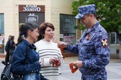 В Крыму росгвардейцы в преддверии Дня Победы провели акцию «Георгиевская лента» В Крыму росгвардейцы в преддверии Дня Победы провели акцию «Георгиевская лента»