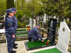 Сотрудники Росгвардии в Йошкар-Оле почтили память ветерана Великой Отечественной войны Петра Кузьмича Мельникова Сотрудники Росгвардии в Йошкар-Оле почтили память ветерана Великой Отечественной войны Петра Кузьмича Мельникова