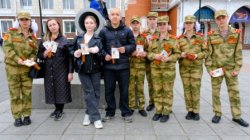 Сотрудники Росгвардии и кадеты раздали Георгиевские ленты жителям и гостям Йошкар-Олы Сотрудники Росгвардии и кадеты раздали Георгиевские ленты жителям и гостям Йошкар-Олы