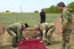 Росгвардейцы и сотрудники военной контрразведки приняли участие в перезахоронении останков красноармейцев в Чеченской Республике Росгвардейцы и сотрудники военной контрразведки приняли участие в перезахоронении останков красноармейцев в Чеченской Республике