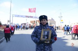 С портретами героев: на Ямале росгвардейцы прошли в колоннах Бессмертного полка С портретами героев: на Ямале росгвардейцы прошли в колоннах Бессмертного полка