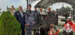 Росгвардейцы облагородили места захоронений ветеранов в Астрахани Росгвардейцы облагородили места захоронений ветеранов в Астрахани