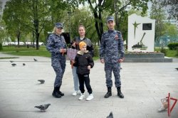 Росгвардейцы присоединились к Всероссийской акции «Георгиевская ленточка» в Москве Росгвардейцы присоединились к Всероссийской акции «Георгиевская ленточка» в Москве