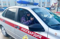 Сотрудники Росгвардии помогли эвакуировать жителей из горящего дома на Ямале Сотрудники Росгвардии помогли эвакуировать жителей из горящего дома на Ямале