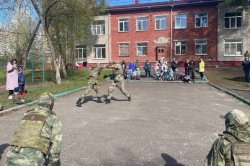 Показательные выступления провели росгвардейцы в подшефном детском доме Томска Показательные выступления провели росгвардейцы в подшефном детском доме Томска