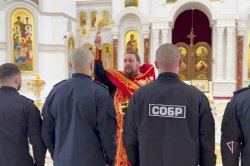 В Салехарде прошел молебен для сотрудников СОБР Росгвардии В Салехарде прошел молебен для сотрудников СОБР Росгвардии