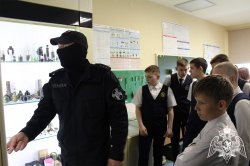 В ОМОН «Вепрь» состоялся День открытых дверей для тюменских школьников В ОМОН «Вепрь» состоялся День открытых дверей для тюменских школьников