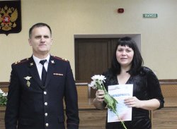 Обманутая мошенниками новгородка поблагодарила следователя полиции за добросовестную работу Обманутая мошенниками новгородка поблагодарила следователя полиции за добросовестную работу