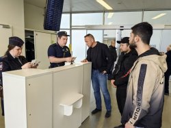 В аэропорту Самары общественники и транспортные полицейские разъясняли изменения в миграционном законодательстве В аэропорту Самары общественники и транспортные полицейские разъясняли изменения в миграционном законодательстве