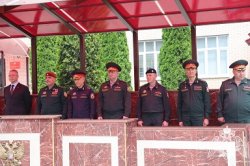 Директор Росгвардии Герой России генерал армии Виктор Золотов вручил личный штандарт командующему Северо-Кавказским округом войск национальной гвардии Директор Росгвардии Герой России генерал армии Виктор Золотов вручил личный штандарт командующему Северо-Кавказским округом войск национальной гвардии