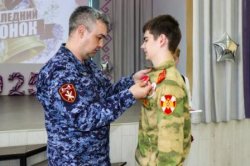 В Йошкар-Оле на торжественной линейке кадетам подшефного класса Росгвардии вручили значки и медали за участие в Параде Победы В Йошкар-Оле на торжественной линейке кадетам подшефного класса Росгвардии вручили значки и медали за участие в Параде Победы