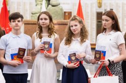 В Музее Победы юным москвичам вручили первые паспорта В Музее Победы юным москвичам вручили первые паспорта