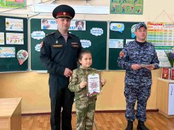 В Симферополе военнослужащие Росгвардии поздравили подшефных с окончанием учебного года В Симферополе военнослужащие Росгвардии поздравили подшефных с окончанием учебного года