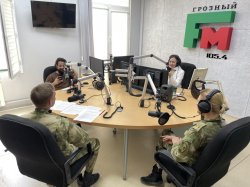 Военнослужащий Объединенной группировки войск принял участие в прямом эфире радио ЧГТРК «Грозный», посвященном дню военного автомобилиста Военнослужащий Объединенной группировки войск принял участие в прямом эфире радио ЧГТРК «Грозный», посвященном дню военного автомобилиста