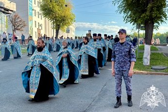 Сотрудники Росгвардии обеспечили безопасность во время крестного хода Сотрудники Росгвардии обеспечили безопасность во время крестного хода