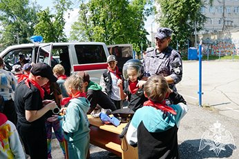 «Каникулы с Росгвардией» состоялись в детском лагере «Радуга» «Каникулы с Росгвардией» состоялись в детском лагере «Радуга»