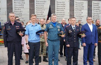 В Ульяновске офицеры Росгвардии приняли участие в церемонии возложения цветов, посвященной Дню памяти и скорби В Ульяновске офицеры Росгвардии приняли участие в церемонии возложения цветов, посвященной Дню памяти и скорби