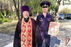 В Кургане священник вместе с росгвардейцами совершил молебен о здравии российского воинства В Кургане священник вместе с росгвардейцами совершил молебен о здравии российского воинства