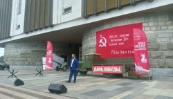Возле стен Музея Победы музыкантов пригласили к народному микрофону Возле стен Музея Победы музыкантов пригласили к народному микрофону