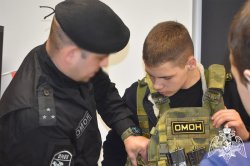 Бойцы тюменского ОМОН готовят будущих защитников Отечества Бойцы тюменского ОМОН готовят будущих защитников Отечества