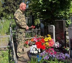 В Орле сотрудники ОМОН «Крепость» Росгвардии почтили память боевого товарища В Орле сотрудники ОМОН «Крепость» Росгвардии почтили память боевого товарища