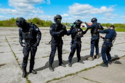 Новгородский спецназ Росгвардии усовершенствовал навыки беспарашютного десантирования Новгородский спецназ Росгвардии усовершенствовал навыки беспарашютного десантирования
